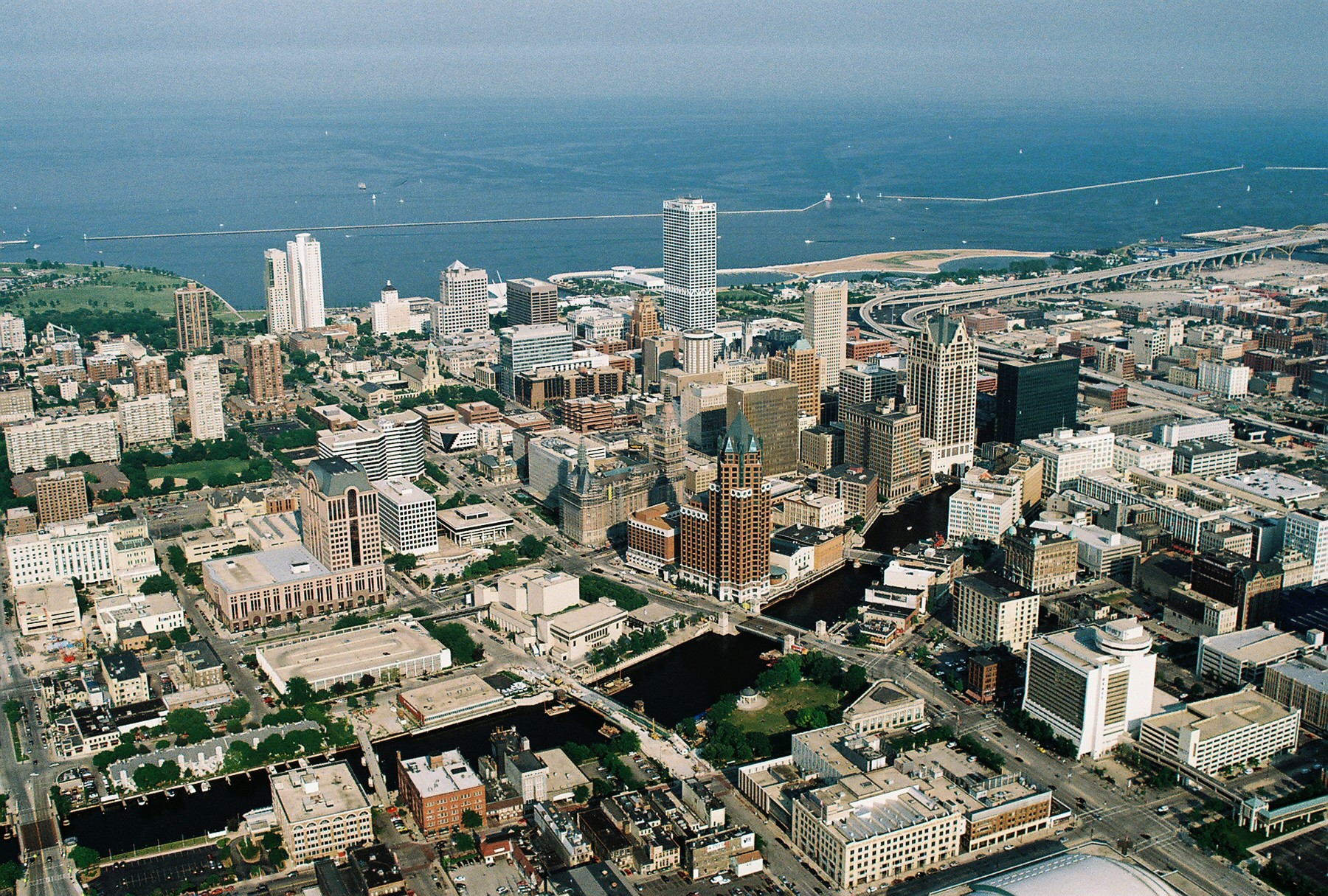 Milwaukeedowntown.jpg